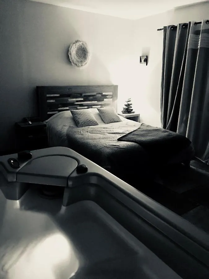 Aux Portes De Bali Ventabren Love hotel